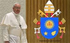 شعار البابا فرنسيس يدمج بين المسيح والعذراء مريم والقديس يوسف