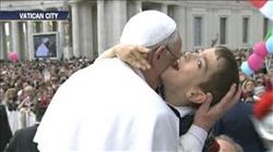 البابا فرنسيس يحضن طفلاً معوّقاً ويتأثر!