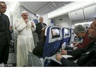 البابا  يعقد مؤتمرًا صحفيًّا على متن الطائرة في طريق عودته إلى روما
