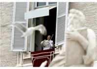 البابا  يصلي من أجل الاستقرار في لبنان