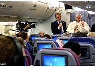 البابا يعقد مؤتمرًا صحفيًا على متن الطائرة في طريق عودته إلى روما