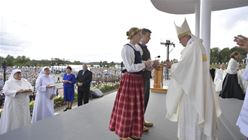 البابا يحتفل بالقداس الإلهي في مزار أم الله 