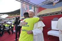 تحيّة قداسة البابا فرنسيس  خلال اللقاء مع المتطوّعين