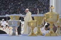 عظة البابا في القداس الإلهي في إستاد مدينة زايد الرياضية